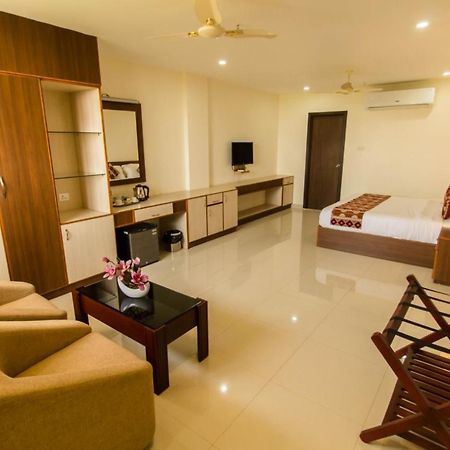 Miracle Residency Otel Kizhake Chālakudi Dış mekan fotoğraf