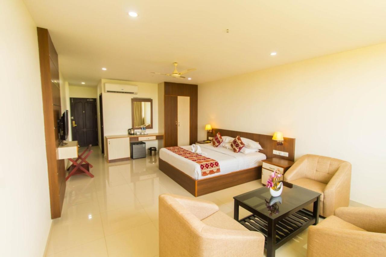 Miracle Residency Otel Kizhake Chālakudi Dış mekan fotoğraf