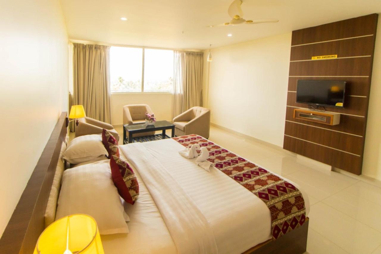 Miracle Residency Otel Kizhake Chālakudi Dış mekan fotoğraf