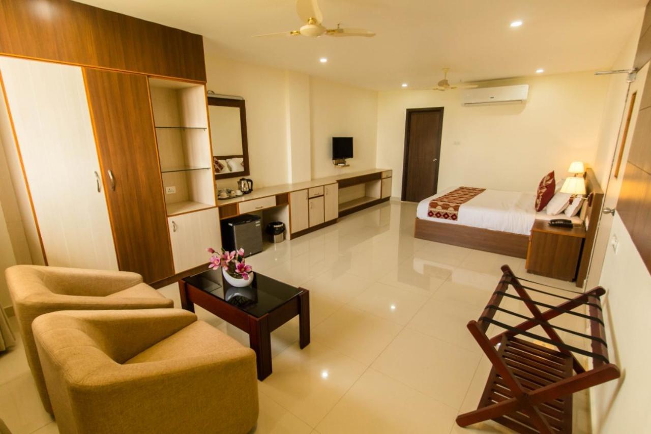 Miracle Residency Otel Kizhake Chālakudi Dış mekan fotoğraf