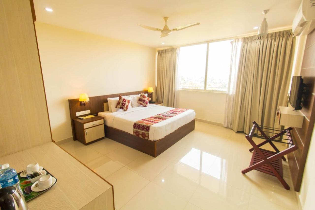 Miracle Residency Otel Kizhake Chālakudi Dış mekan fotoğraf