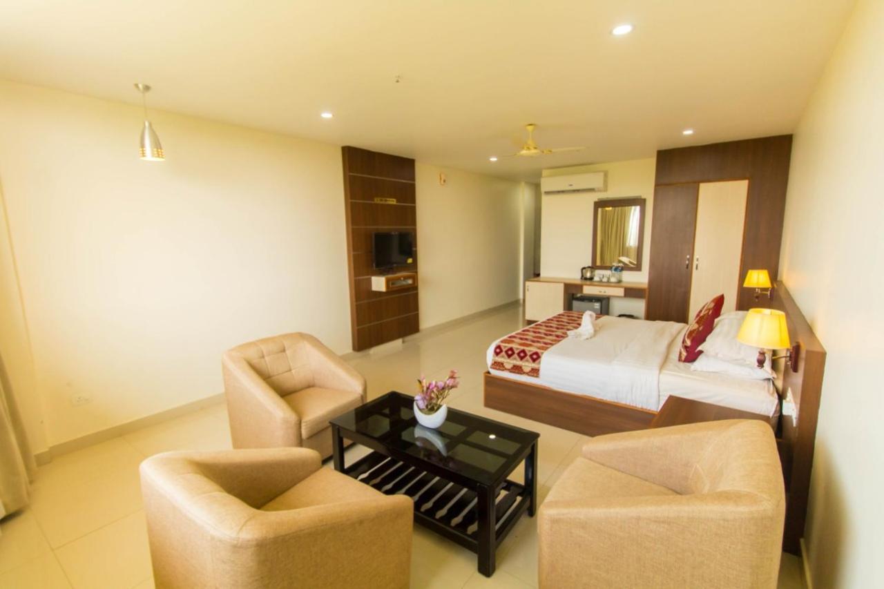 Miracle Residency Otel Kizhake Chālakudi Dış mekan fotoğraf