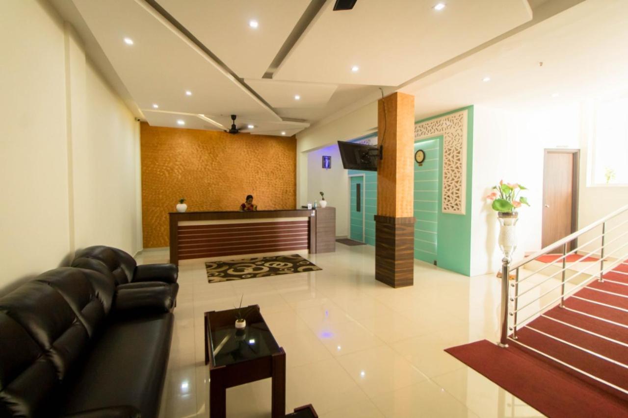 Miracle Residency Otel Kizhake Chālakudi Dış mekan fotoğraf
