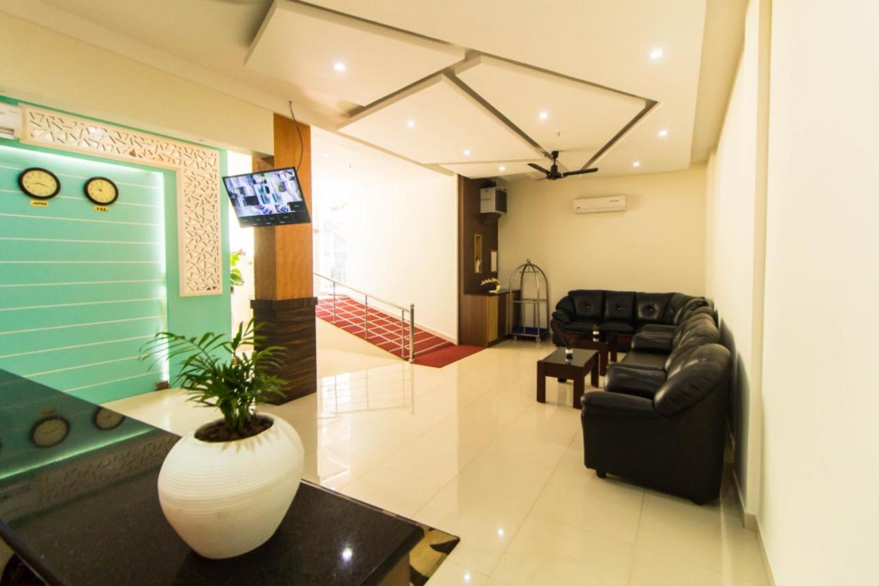 Miracle Residency Otel Kizhake Chālakudi Dış mekan fotoğraf