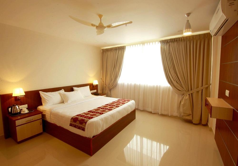 Miracle Residency Otel Kizhake Chālakudi Dış mekan fotoğraf