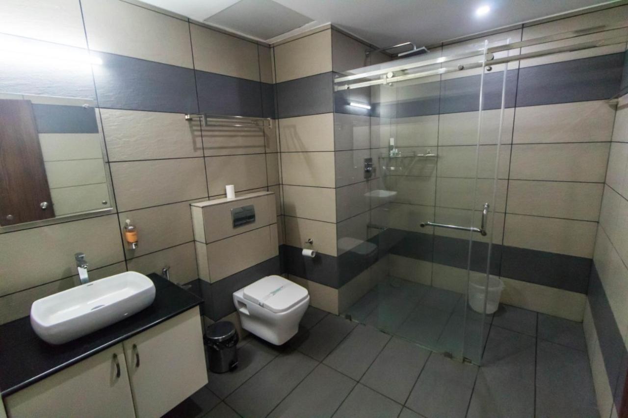Miracle Residency Otel Kizhake Chālakudi Dış mekan fotoğraf